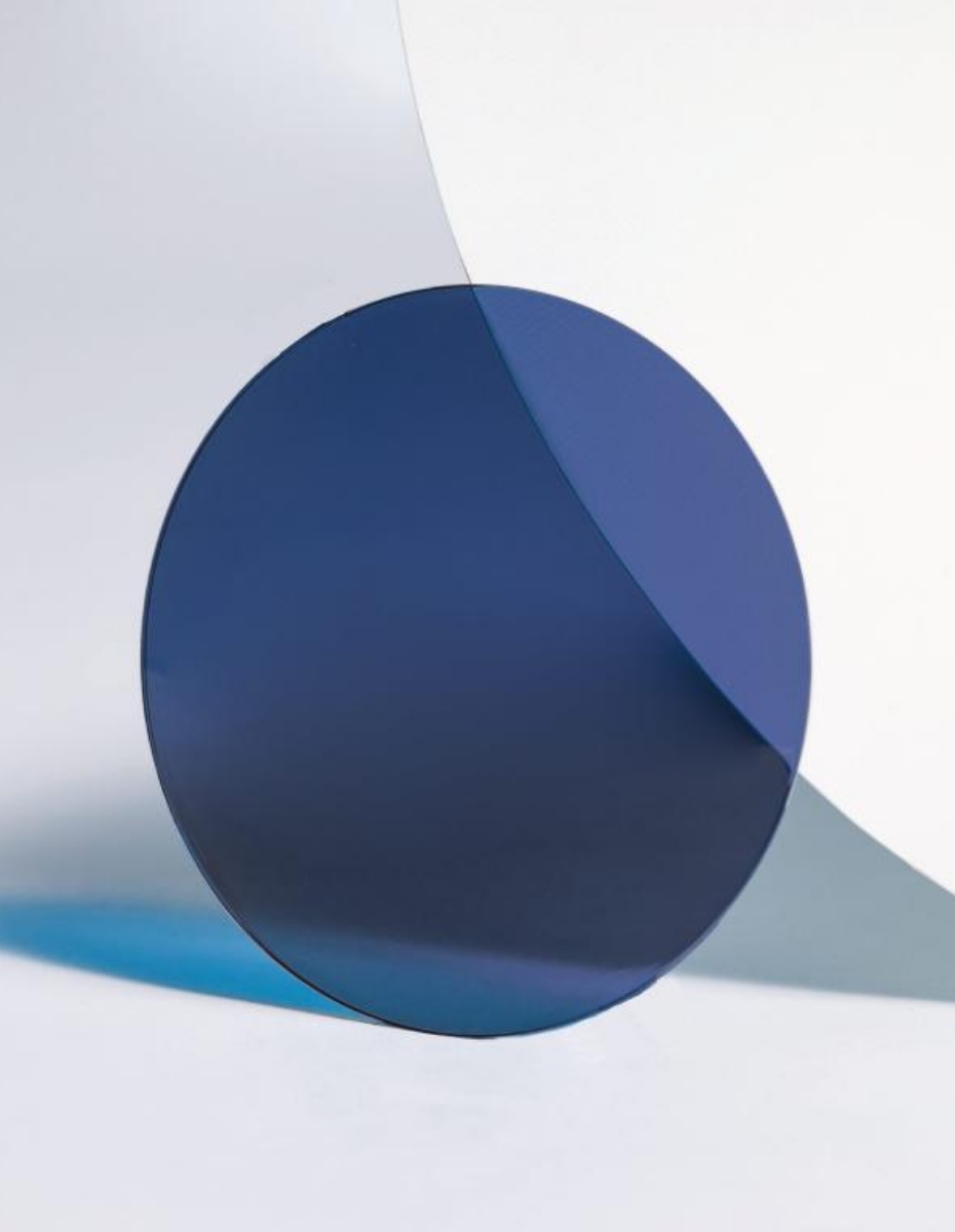 Brillenglas mit unterschiedlicher Lichtdurchlässigkeit, um den Polfilter anzudeuten.