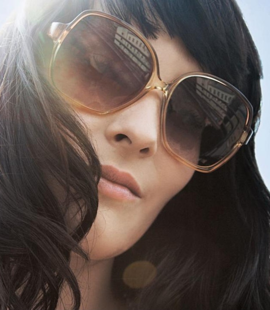 Frau mit großer Sonnenbrille. 